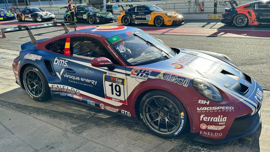 Fernando Navarrete compitiendo en el Circuito de Barcelona-Catalunya con el apoyo de CHZ Lighting Technology