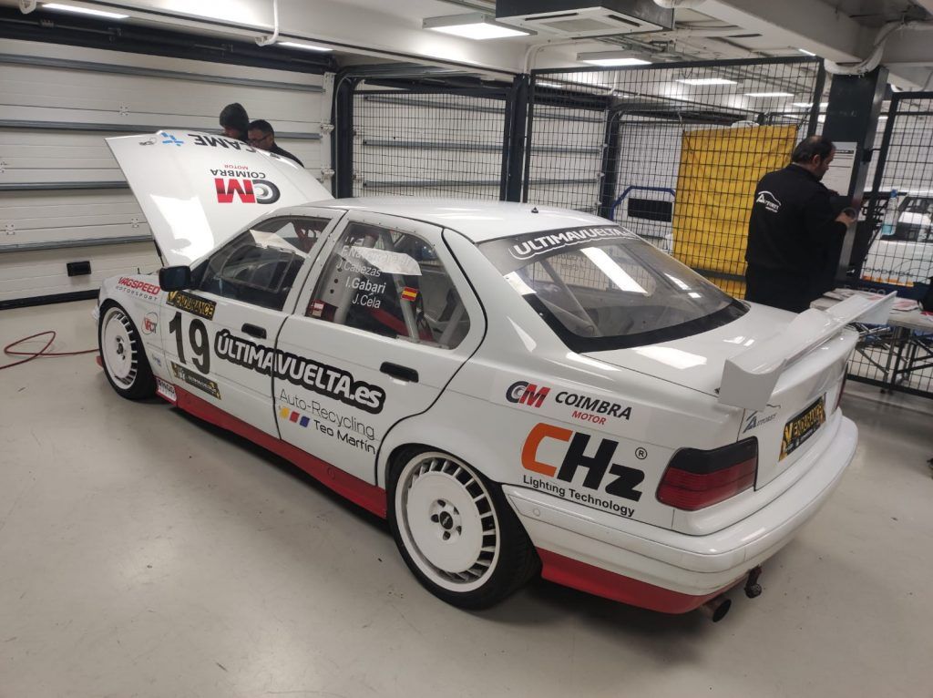 Coche de Fernando Navarrete en boxes antes de salir a pista en el Jarama 2023