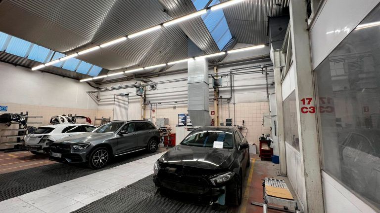 Proyecto de iluminacion realizado en las instalaciones de la empresa Grupo Mercedes Benz Aguinaga, en Barakaldo, Bizkaia.