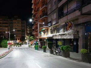 Aplicaciones: • Iluminación de calles y avenidas • Carreteras y autopistas • Zonas residenciales • Parques y zonas peatonales • Estacionamientos exteriores • Polígonos industriales • Áreas portuarias y zonas costeras • Aeropuertos, estaciones y terminales