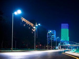 Aplicaciones: • Iluminación de calles y avenidas • Carreteras y autopistas • Zonas residenciales • Parques y zonas peatonales • Estacionamientos exteriores • Polígonos industriales • Áreas portuarias y zonas costeras • Aeropuertos, estaciones y terminales