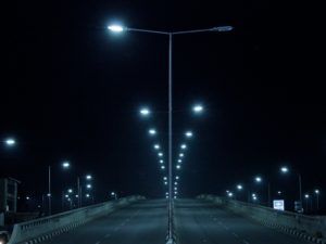 Aplicaciones: • Iluminación de calles y avenidas • Carreteras y autopistas • Zonas residenciales • Parques y zonas peatonales • Estacionamientos exteriores • Polígonos industriales • Áreas portuarias y zonas costeras • Aeropuertos, estaciones y terminales